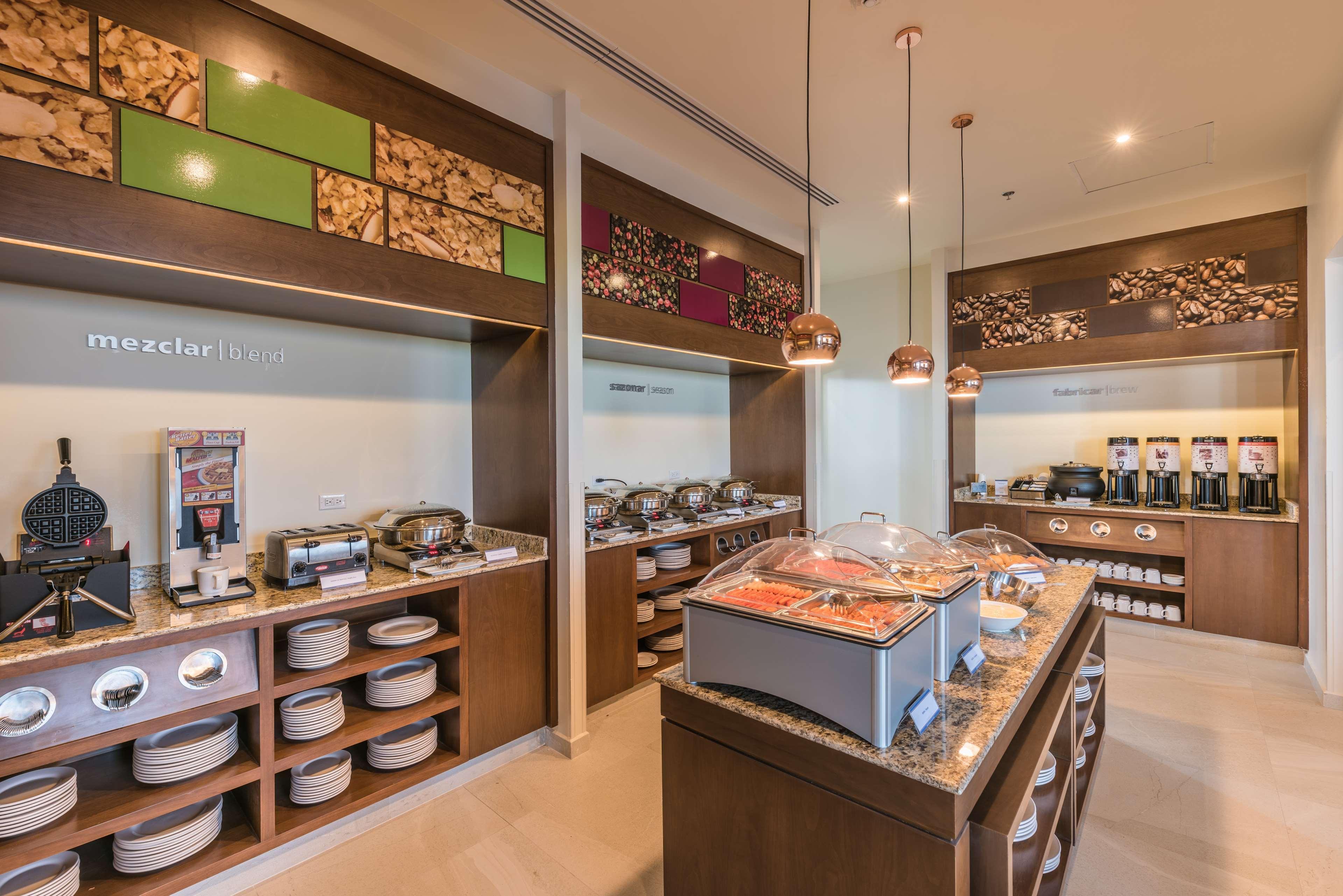 Hampton Inn & Suites By Hilton Salamanca Bajio Exterior photo